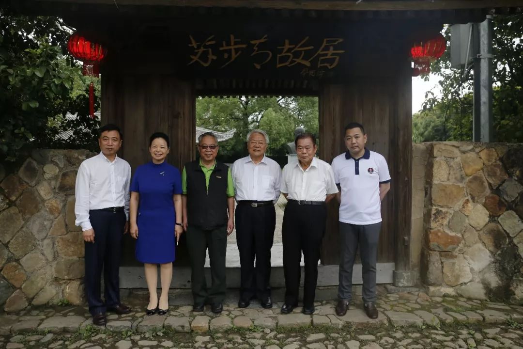 《百年巨匠》总顾问龚心瀚(右二),温州市委常委,宣传部长胡剑谨(左二)