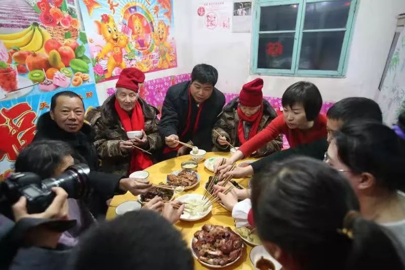 马旭回家坐上热炕头吃着团圆饭一解70余年的乡愁