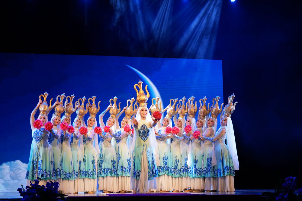 宁夏演艺集团歌舞剧院表演舞蹈《花,花儿》演出结束后,文莱玛斯娜公主