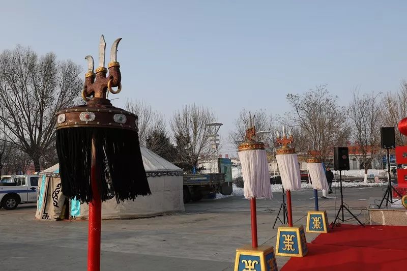 活动现场四周,静静地立着黑白两色的苏鲁锭.