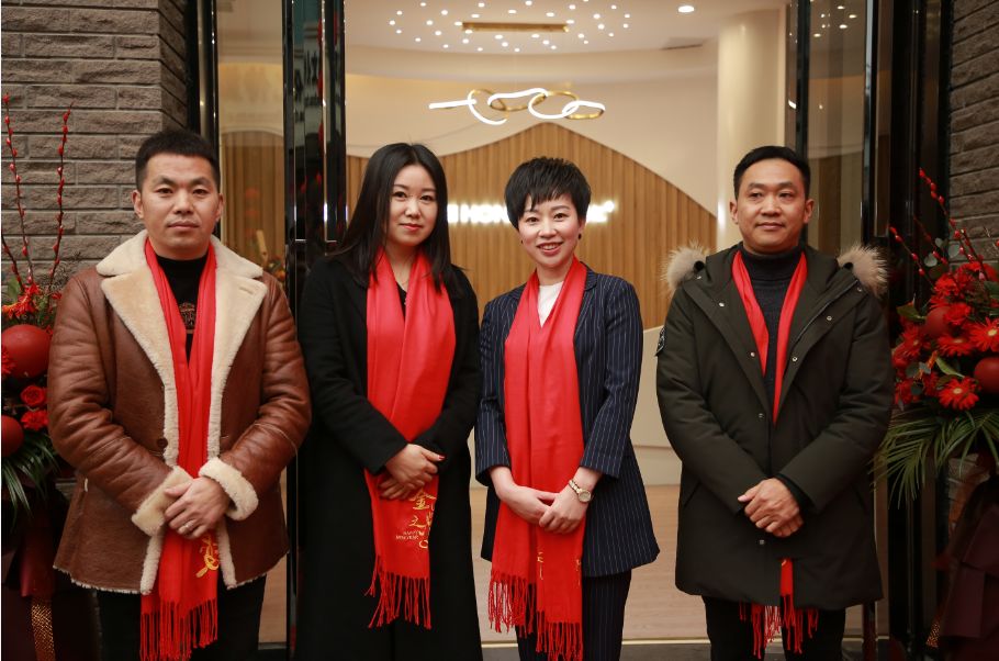 郭群先生,世界硒都实业董事长刘淑娜女士一起为公司揭牌)△(来宾合影)