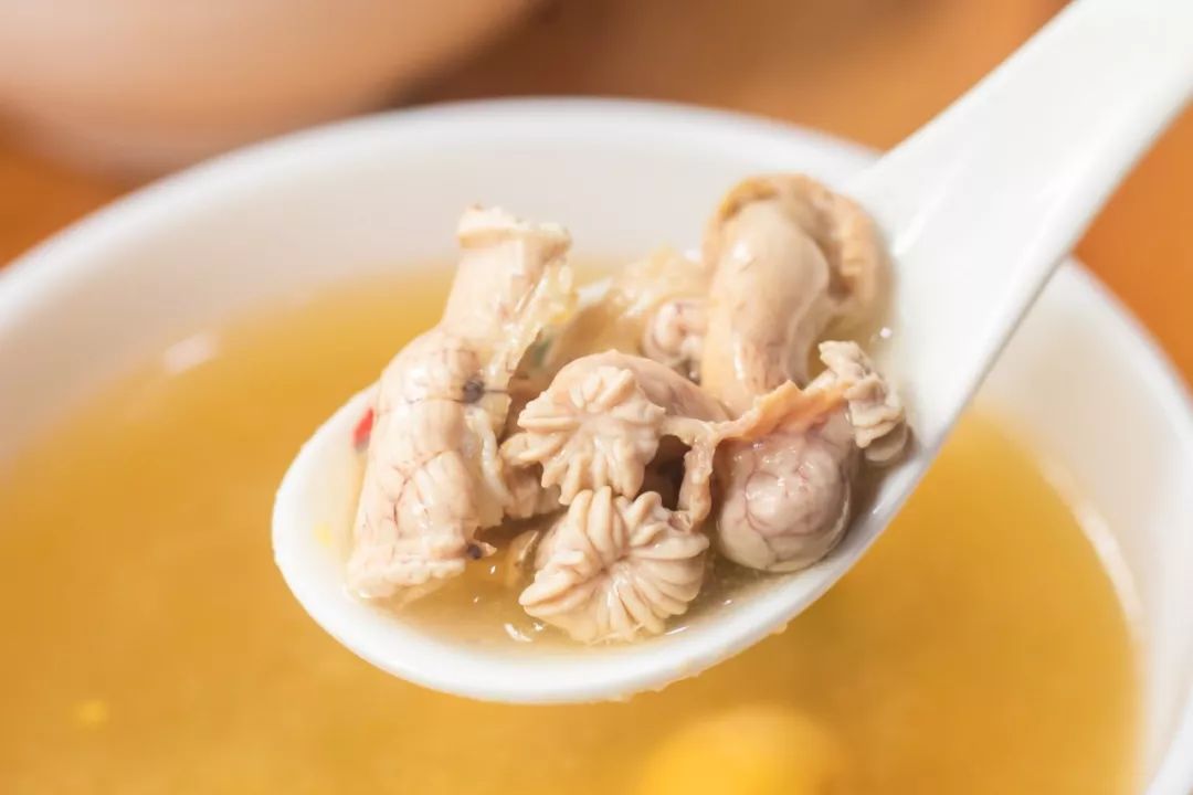 10元碗这家路边店凭着一碗暖身鸡杂汤刚开不久就火了