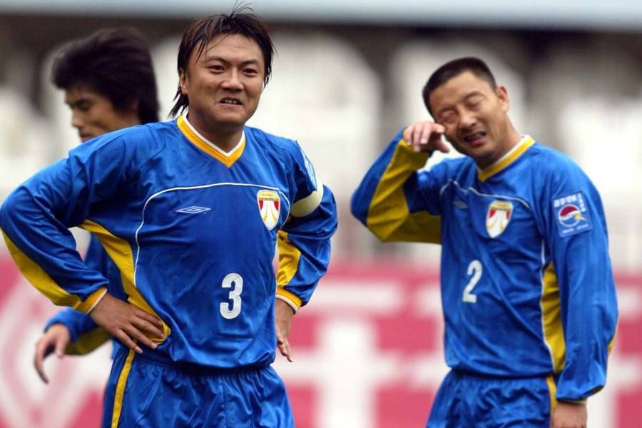 国足第一硬汉,为朋友生扛17刀,妻子是羽坛女神,43岁得女变温情_魏群