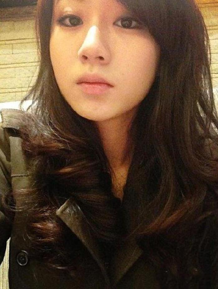 郝云妻子出轨后照片一身大衣配打底裤网友这腿真美