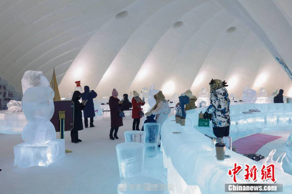 真香预警!冰屋子冰桌椅冰酒杯 冰天雪地里涮火锅_真冷