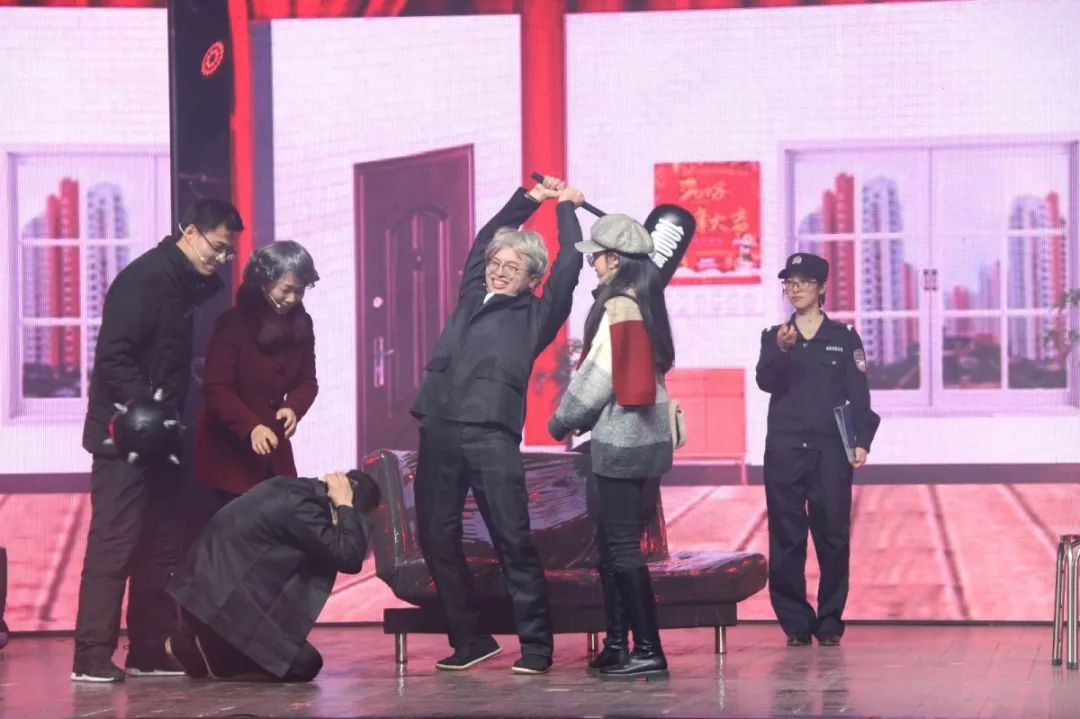 冲天,再创新高大合唱《明天会更好》当往日的歌声滑进你的耳膜回荡在