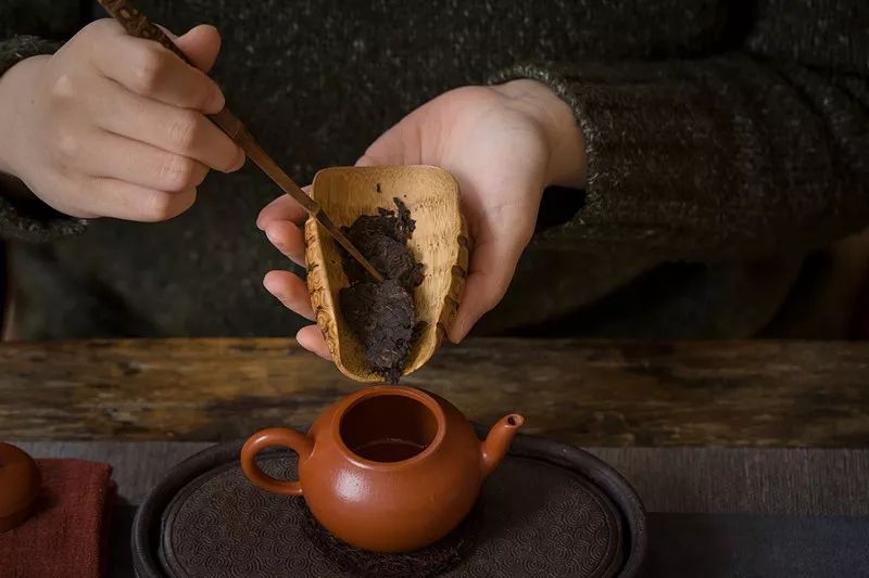 07换茶当客人杯里的茶空了,要及时给客人续茶;06续茶若有杯耳的茶杯