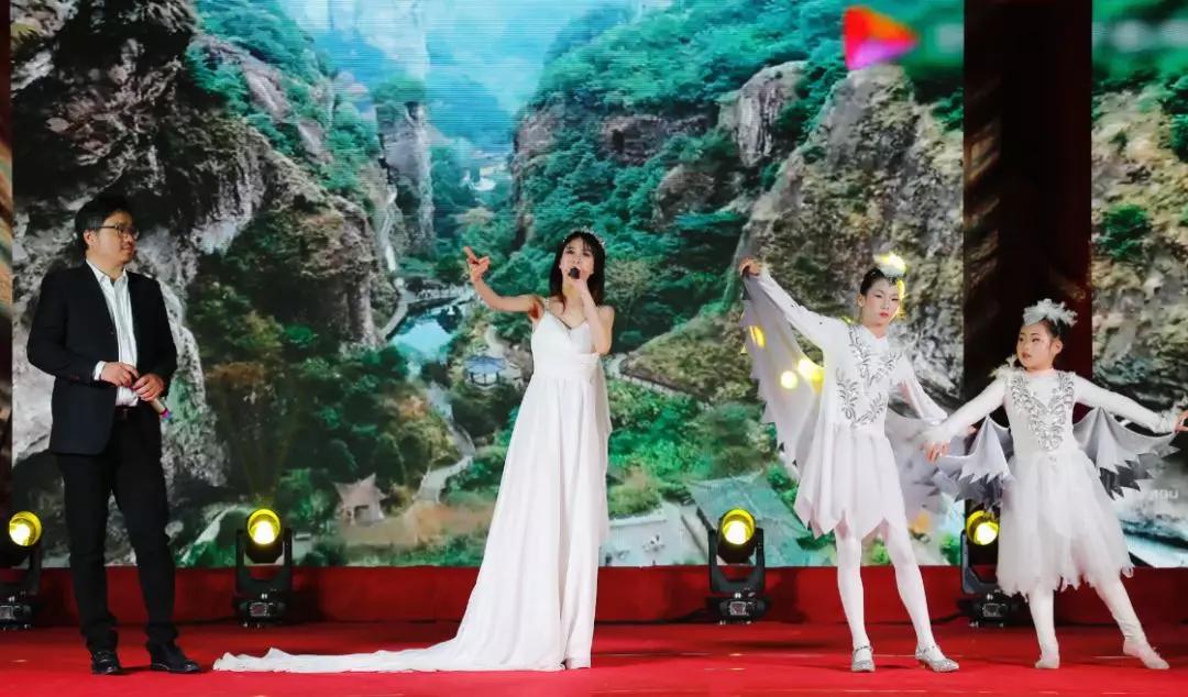 歌曲《对鸟》演唱者:余存理 应晓阳 余姿含 伴舞:饶雅琪 选送单位