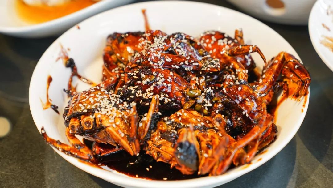 酱烤大闸蟹另一家当红的私房菜喜鹊,老板现在就没什么心思了,他和大厨