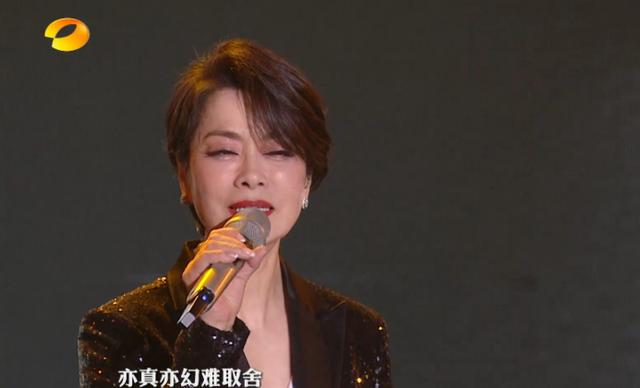 54岁田震首秀宝刀未老,但脸浮肿有坑,57岁毛阿敏皱纹明显却很美