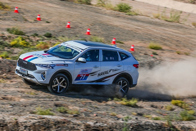 的"难关",极端的气候环境不仅对赛车手们的身体和心理提出了严苛考验