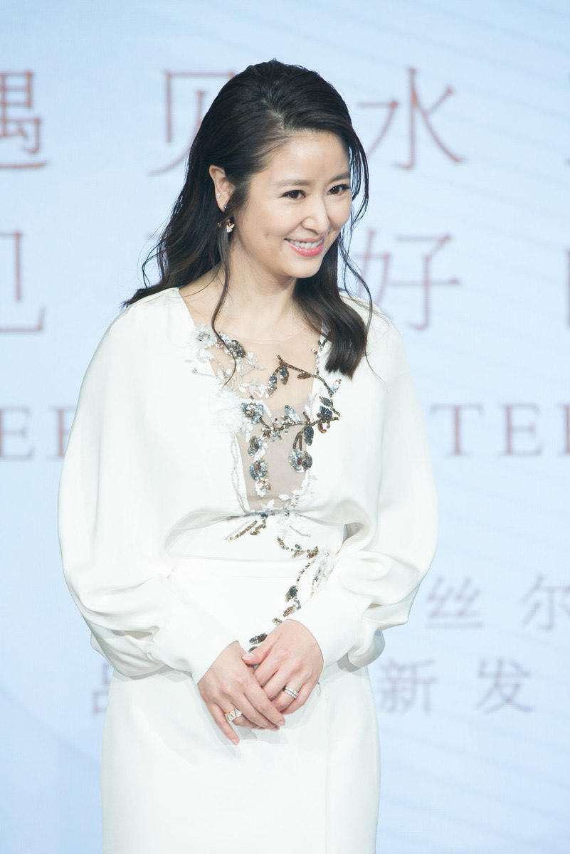 原创"不老女神"林心如气质开挂,大波浪卷发搭配白色长裙,优雅减龄