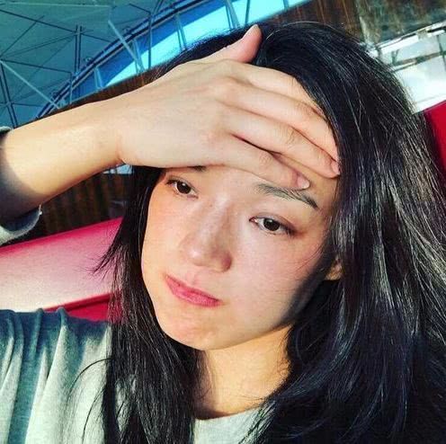 43岁舒淇晒素颜撸猫照,嘟"香肠嘴"卖萌一脸雀斑状态太真实