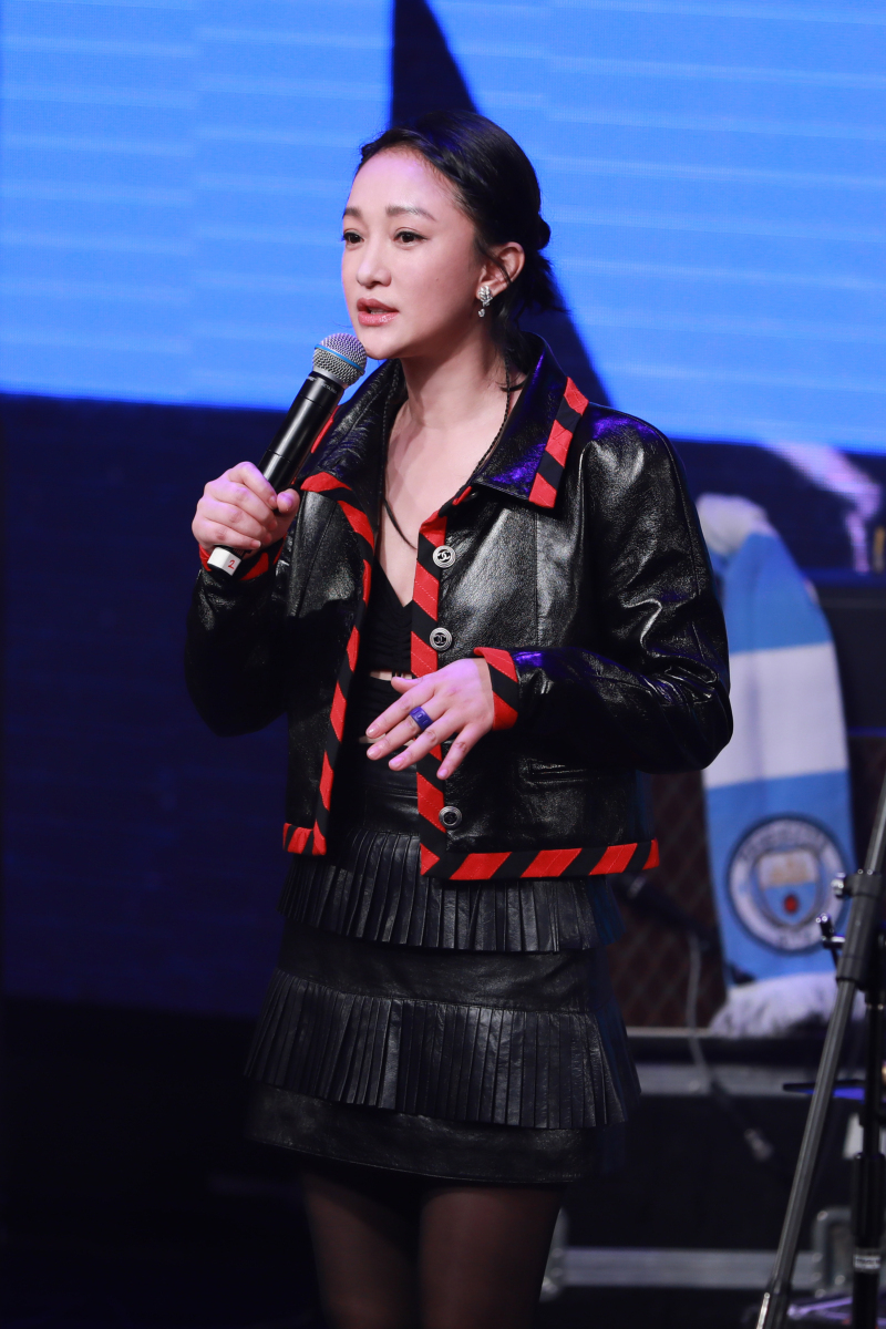 原创周迅穿皮衣玩摇滚有模有样搭流苏裙又美又飒盘发造型灵气不减