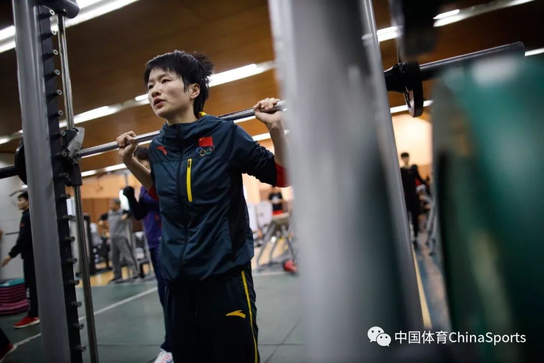 主教练管健民为吴静钰做卧推保护.,吴静钰在训练中.