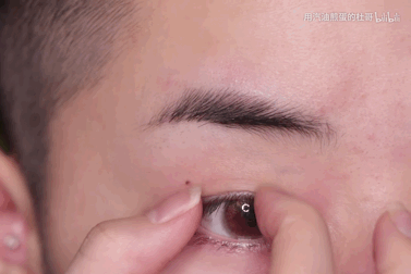 无数人都在贴双眼皮上翻了车,王一博居然一学就会?