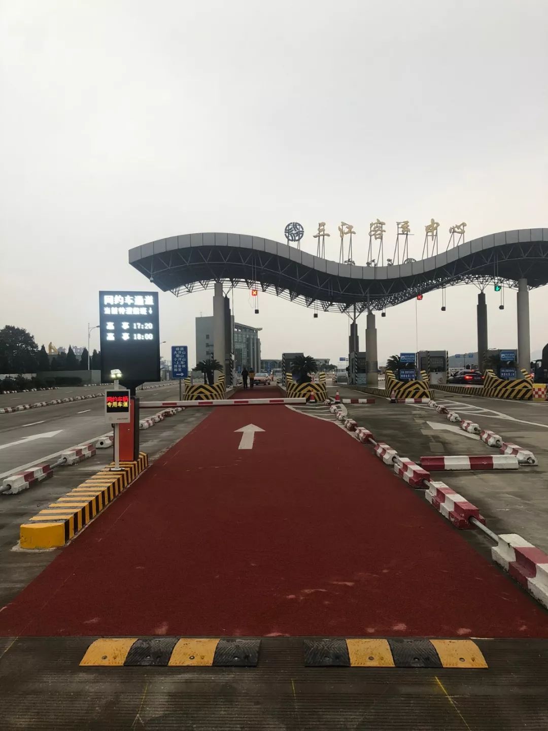驾车进入三江客运中心的网约车专用通道车客渡线上购票成功后输入车牌