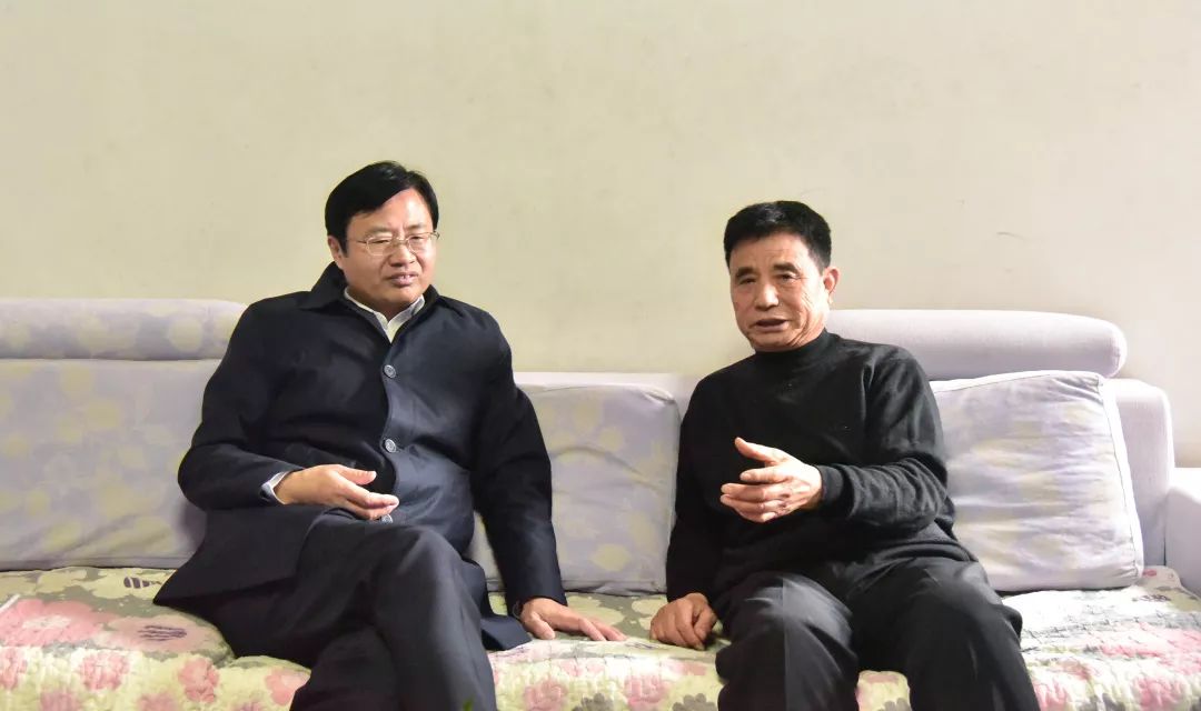 暖肥乡四大班子集体去看望他们