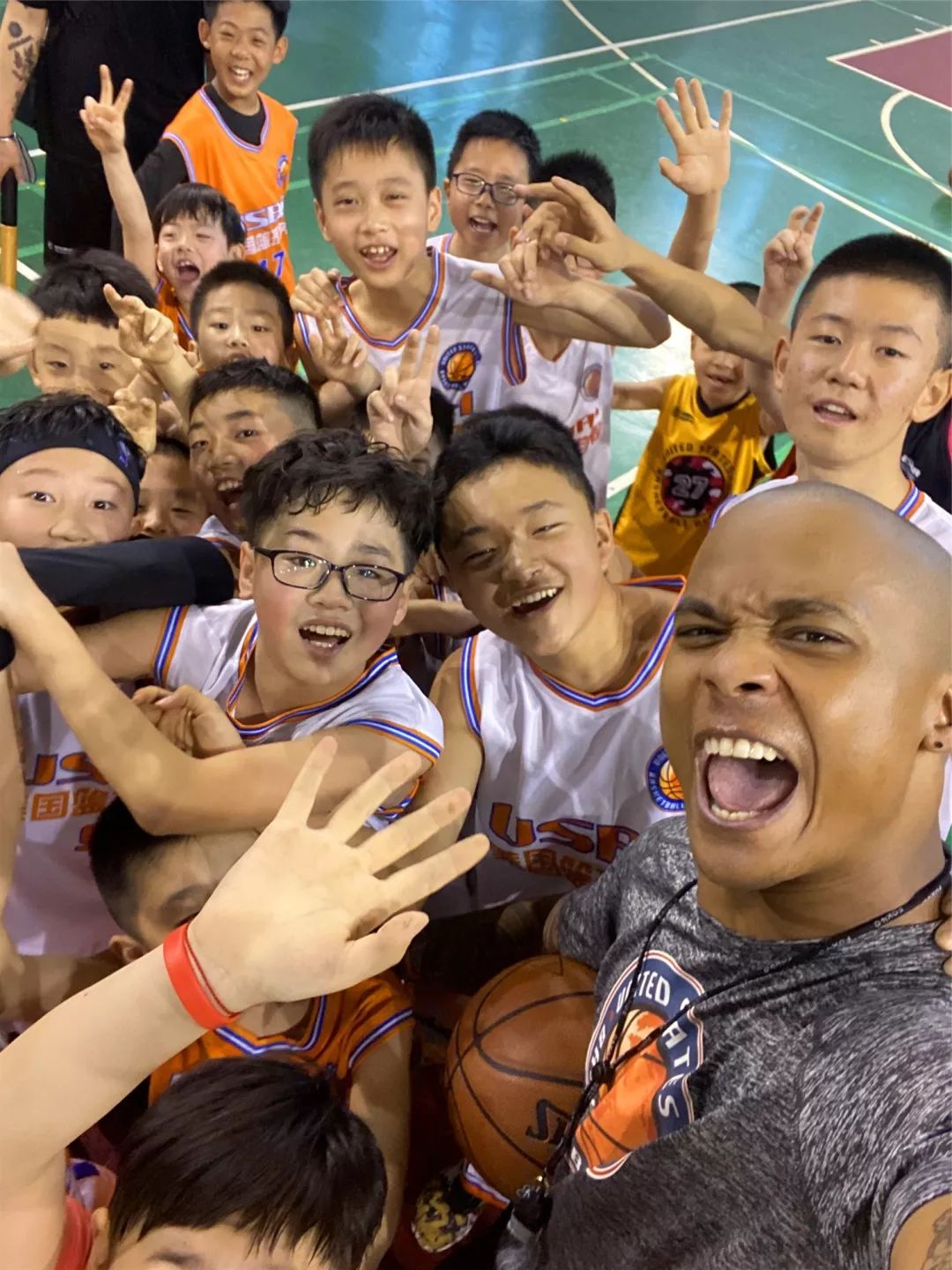 usba篮球竞训营过半 孩子的笑脸和成长印证家长"放手"的明智_训练营