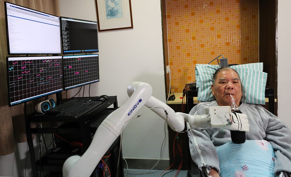 浙大求是高等研究院教授王跃明说,张先生平时就躺在病床上看电视,有