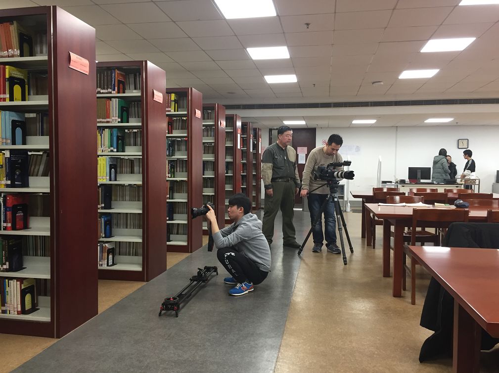 拍摄复旦大学图书馆(数学分馆),苏步青专著展示柜《百年巨匠