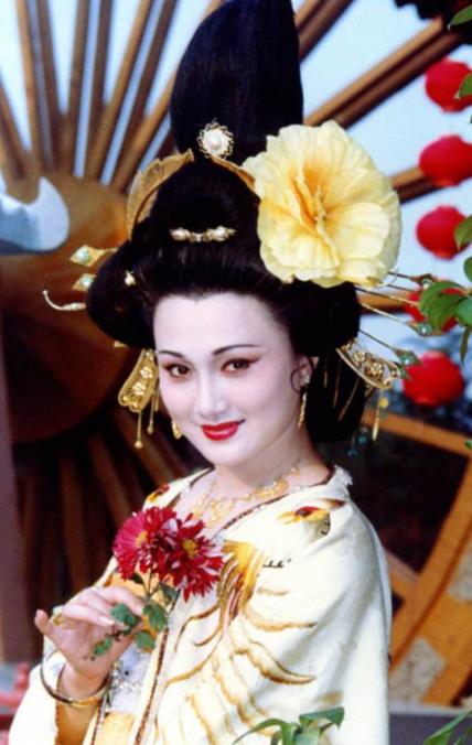 原创她是最美的杨贵妃年过半百风韵犹存如今像小女孩一样自娱自乐