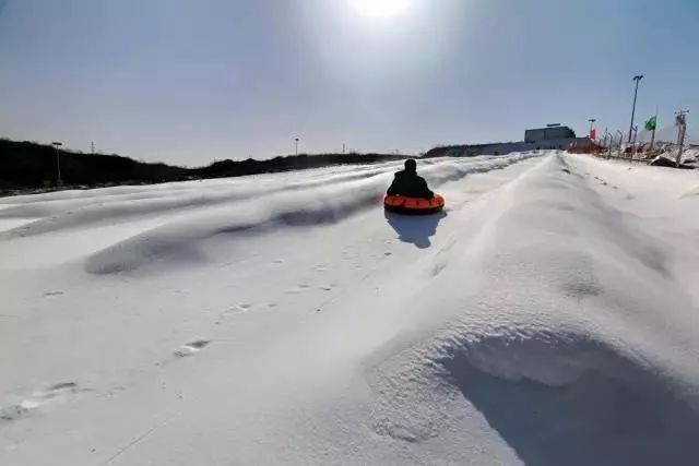 齐全的滑雪装备有故事的倒盏村滑雪出来以后,可以去参观有故事的倒盏