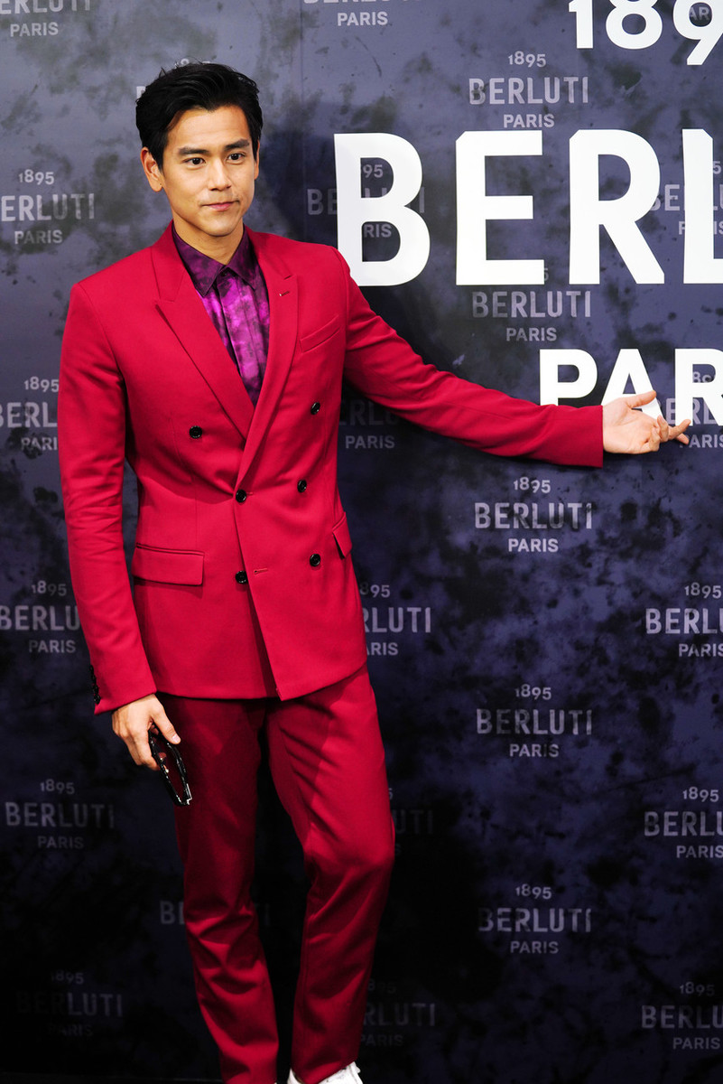 彭于晏的造型经常显现出撞色特点,比如这个红色与粉色的搭配,红色与