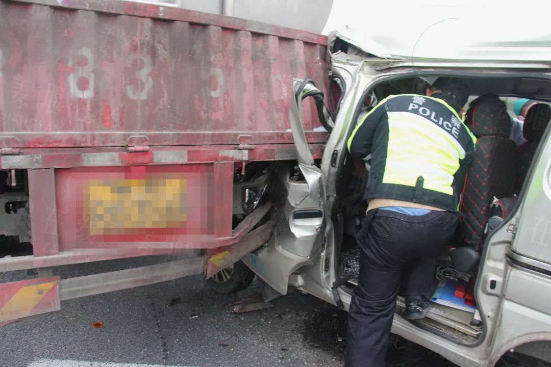 溱湖大道一辆面包车追尾大货车,驾驶员被困车内!