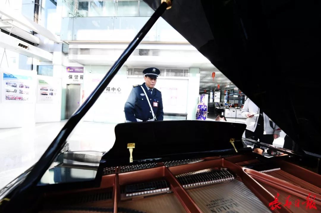 长春54岁银行保安在大厅弹钢琴,领导知道后发话了