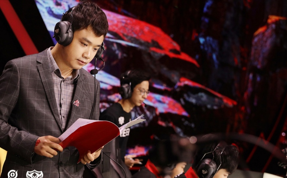 刚刚,ag超玩会月光卸任主教练一职,春季赛老帅或无缘首发