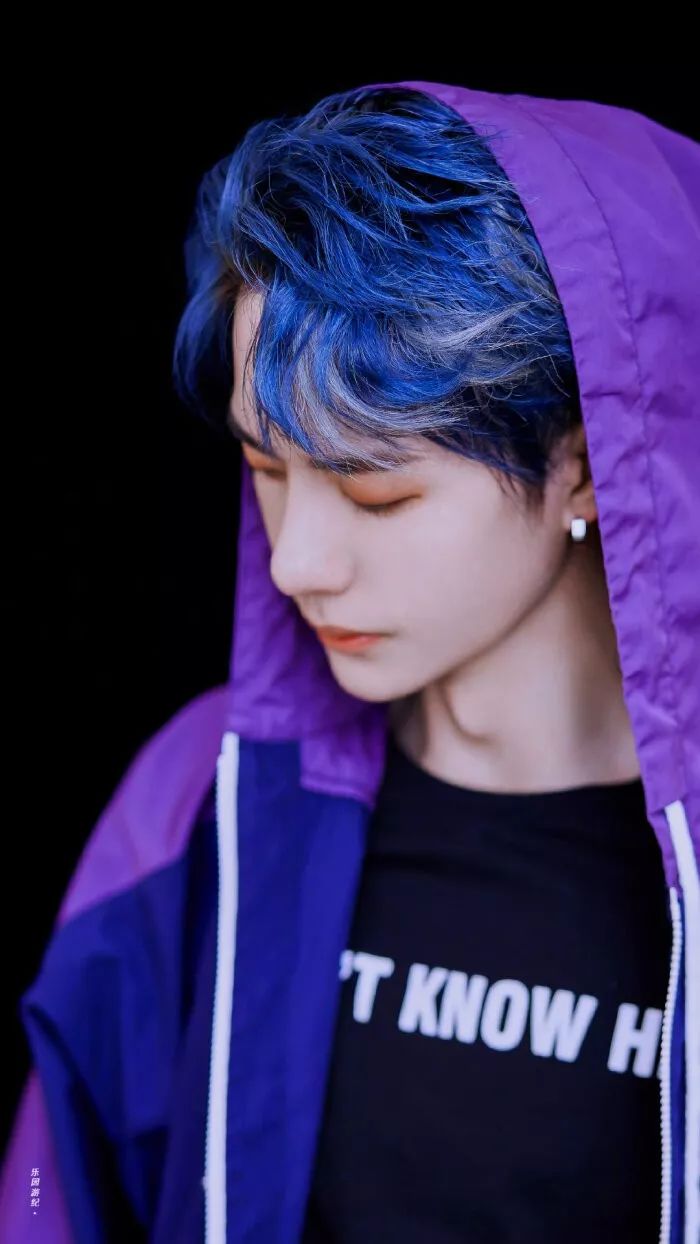 明星壁纸王一博送给小摩托们