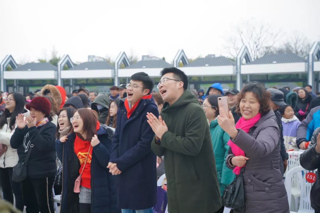 今天的桂花公园人头攒动红火翻了原来是因为