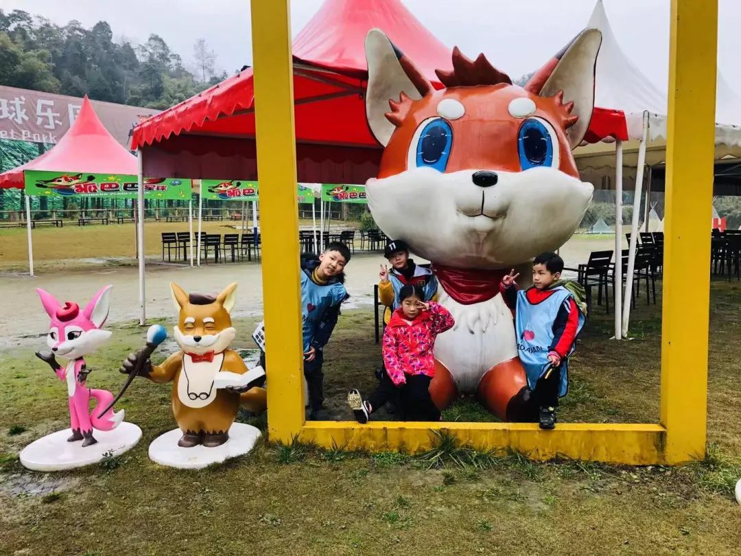 孩子们对"跳跳狐乐园"十分感兴趣.