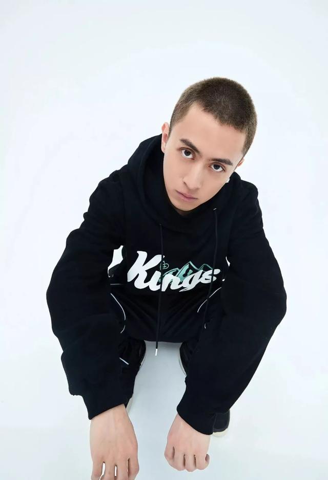 反正都没我有钱",而秦奋反问:"那我呢"?