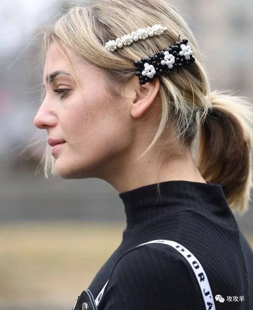 【2020时尚关键词】浪漫优雅的头饰_prada