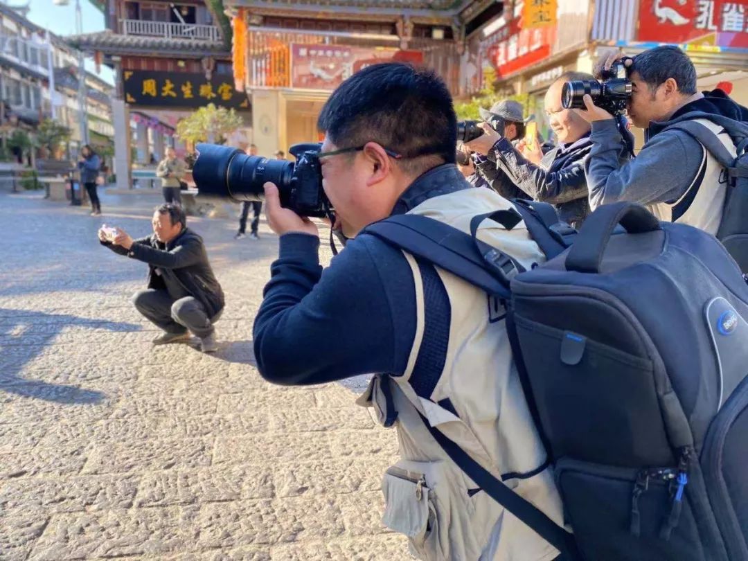 一群扛长枪短炮的摄影家横扫了整个通海古城