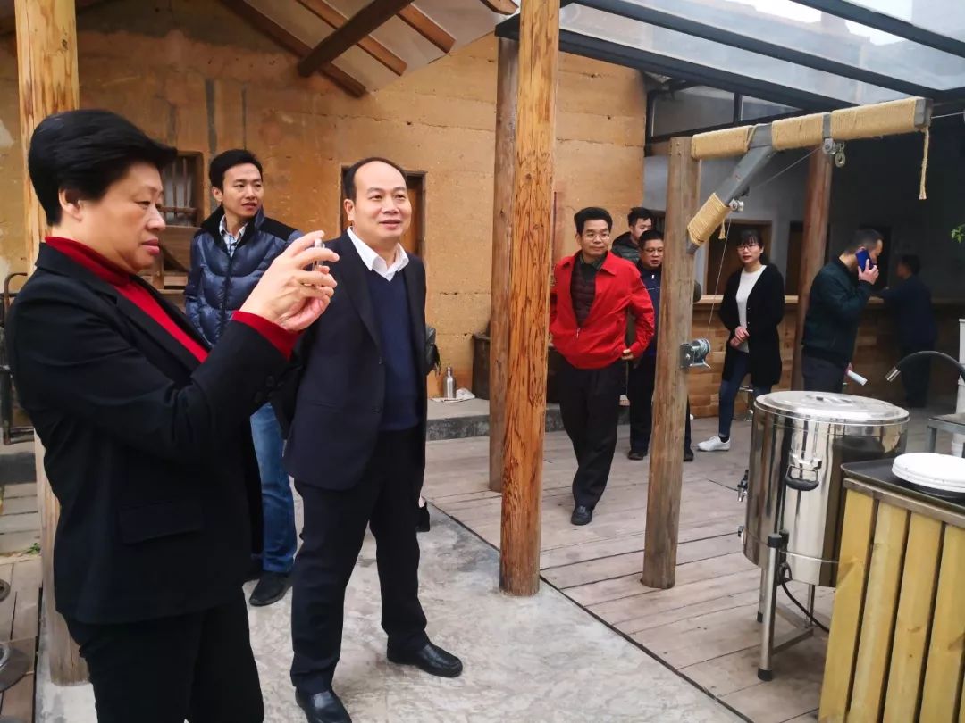 嘉宾现场参观并指导杨贵宏二级调研员,梁志龙总经理共同授牌朱瑛局长