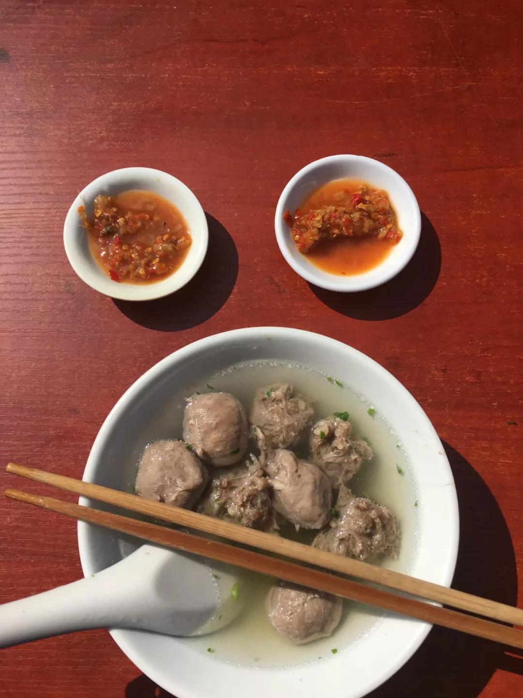 等传统小吃也有酿豆腐苦笋煲白切鸡姜酒鸡药根鸡煲梅菜扣肉炒猪肠