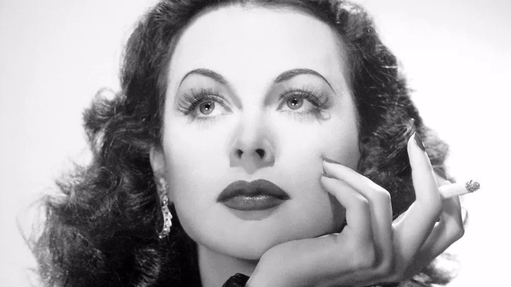 网红模特为澳洲"卖身救火"筹100万美元_凯伦·沃德