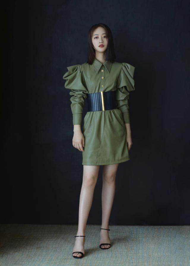 蓝盈莹为了美太拼了深v开到肚脐穿亮片羽毛裙御姐范十足