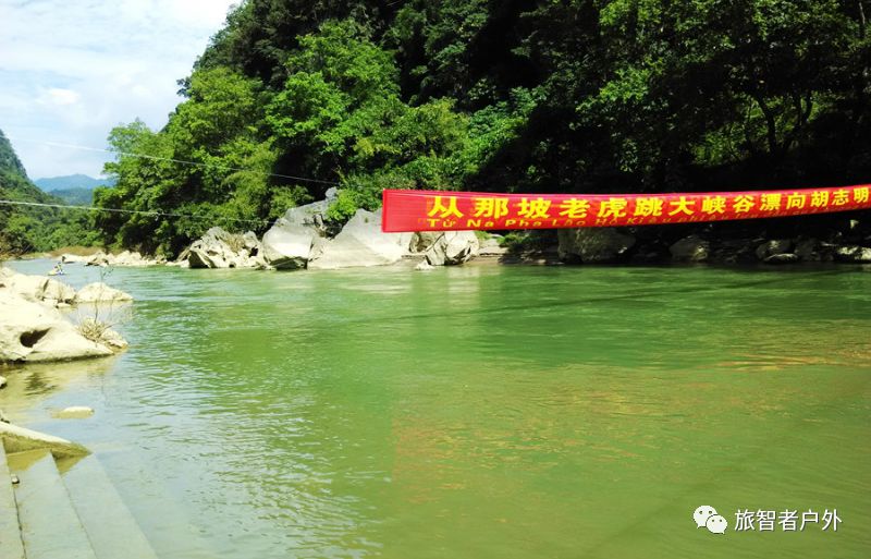 不到200米的中越边界第114号界碑处,与越南高平省河广县朔江口岸相依