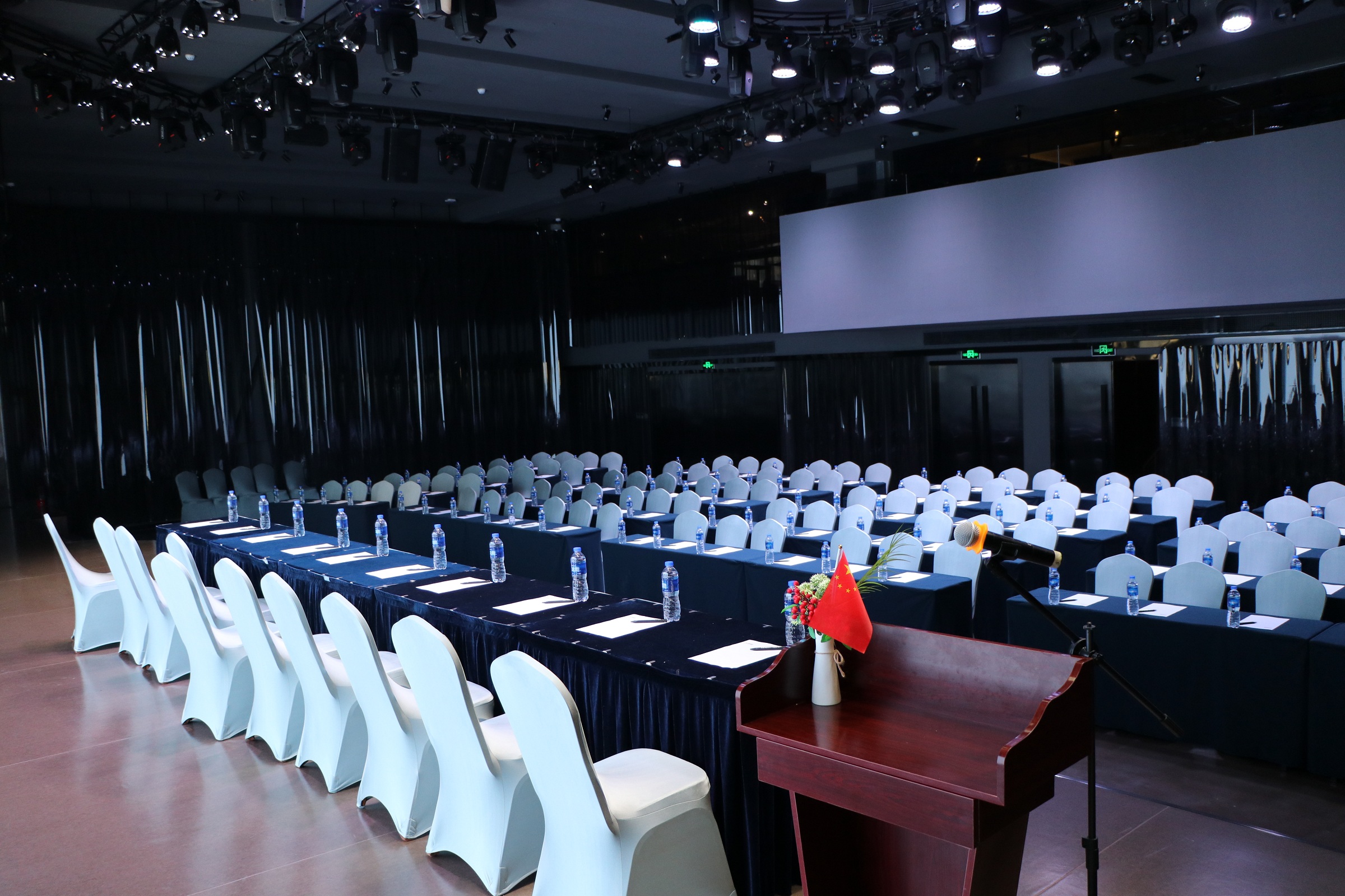 魔方厅课桌式会议魔方厅鸡尾酒桌式晚宴魔方厅剧院式会议