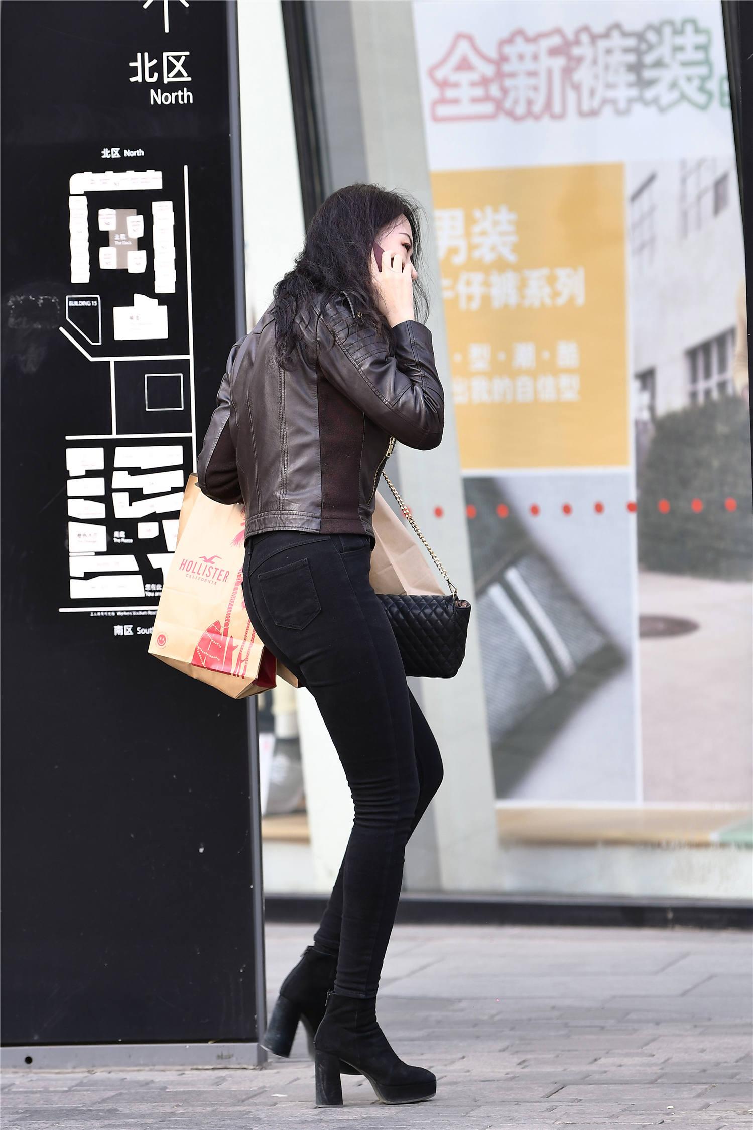 黑色紧身牛仔裤,身材微胖的姑娘穿着更有型,短款皮夹克更显气质