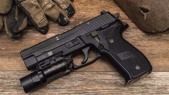 西格—p226使用后膛闭锁枪管短行程后座作用模式,在射击时,套筒和枪管