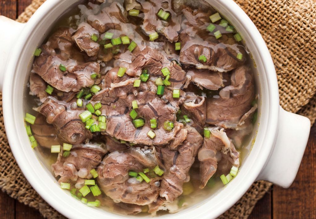 泉水牛肉精选农家土鸡,香烤制而成,皮脆肉嫩,一尝便难以忘怀.