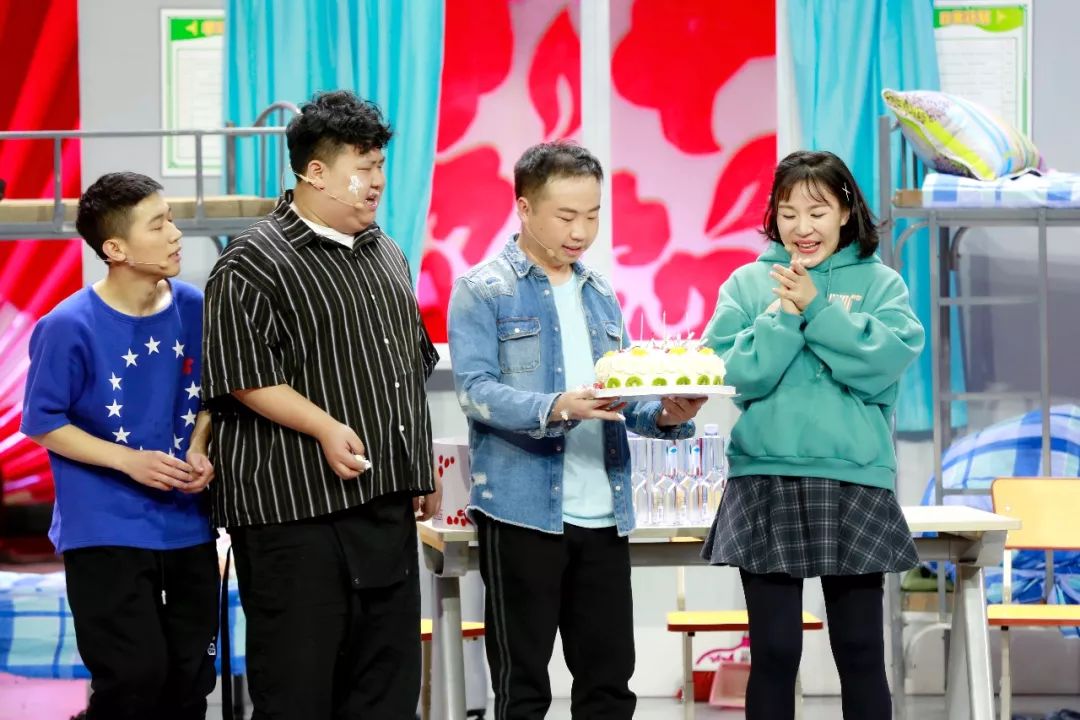 今晚21:15,六桂福珠宝《组团儿上春晚》第六季"决战巅峰"喜剧竞演