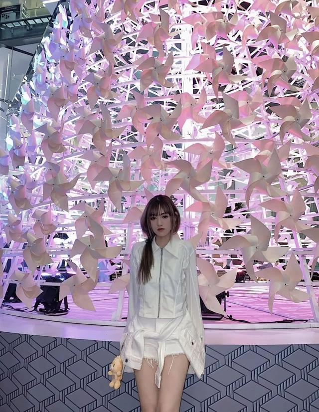 哥哥是富二代秦奋,她曾逛街一次花50万,19岁开公司成人生赢家