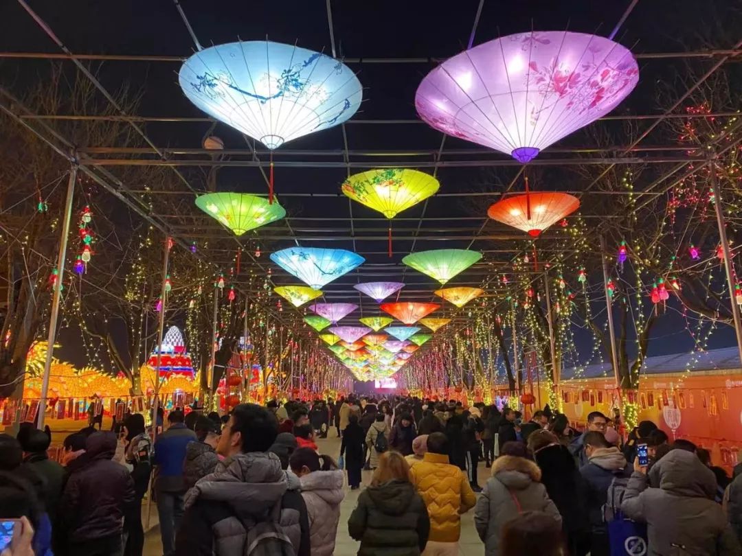 记者 张惠琪 摄丹凤朝阳广场迎接八方游客.