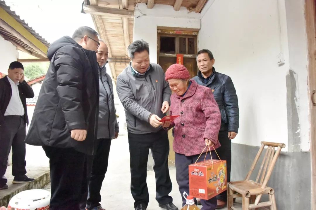 来到岭北镇,龙小东走访慰问了朱震海,赖日升,周桂生,周锦明,黄建添,周